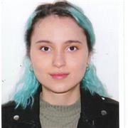Estudiante universitaria imparte clases a niños de todas las edades